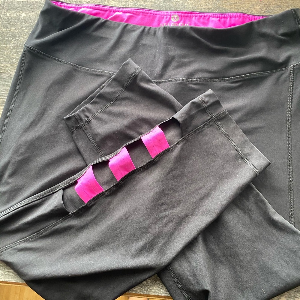 Capri leggings with cutouts